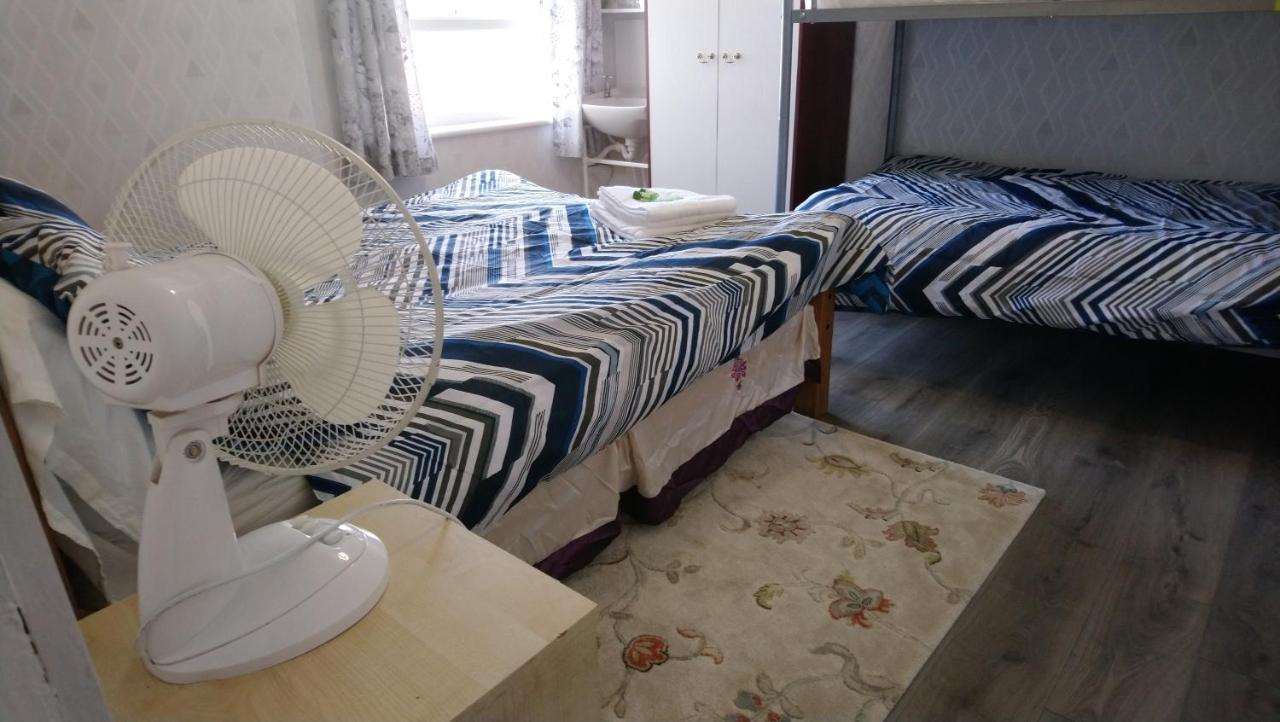Renovated 4-Bed Home - Sleeps 9 - Parking - Spa Блэкпул Экстерьер фото
