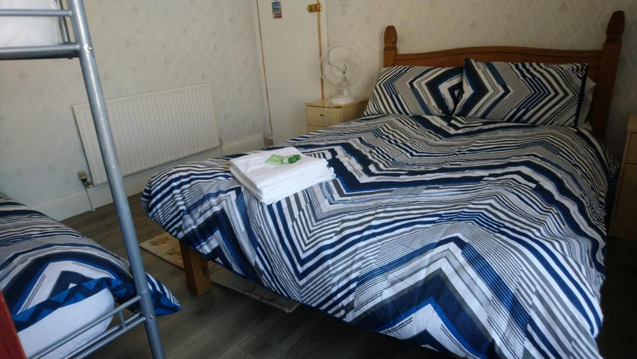 Renovated 4-Bed Home - Sleeps 9 - Parking - Spa Блэкпул Экстерьер фото