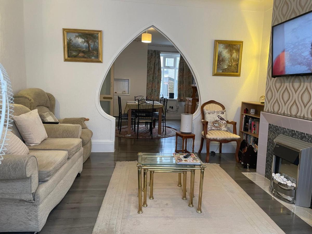 Renovated 4-Bed Home - Sleeps 9 - Parking - Spa Блэкпул Экстерьер фото